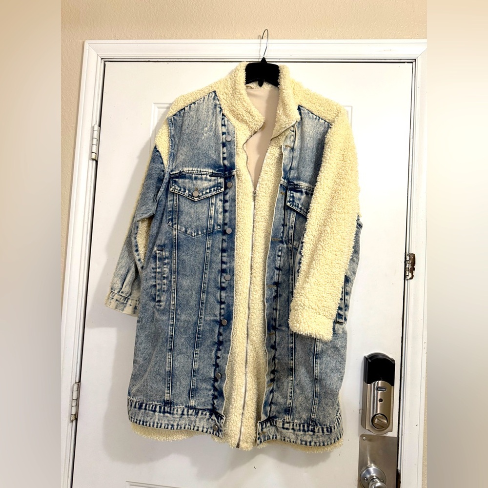 3/4 length denim jacket with shearling fabric